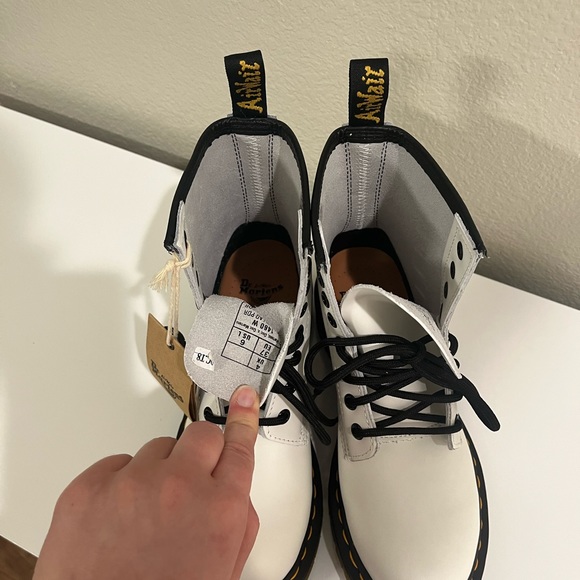 COPY - Doc Martens 1460 SMOOTH LEATHER LACE UP BOOTS, white size 6 - Picture 13 of 14